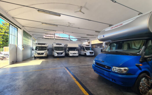 Vendesi capannone con area esterna